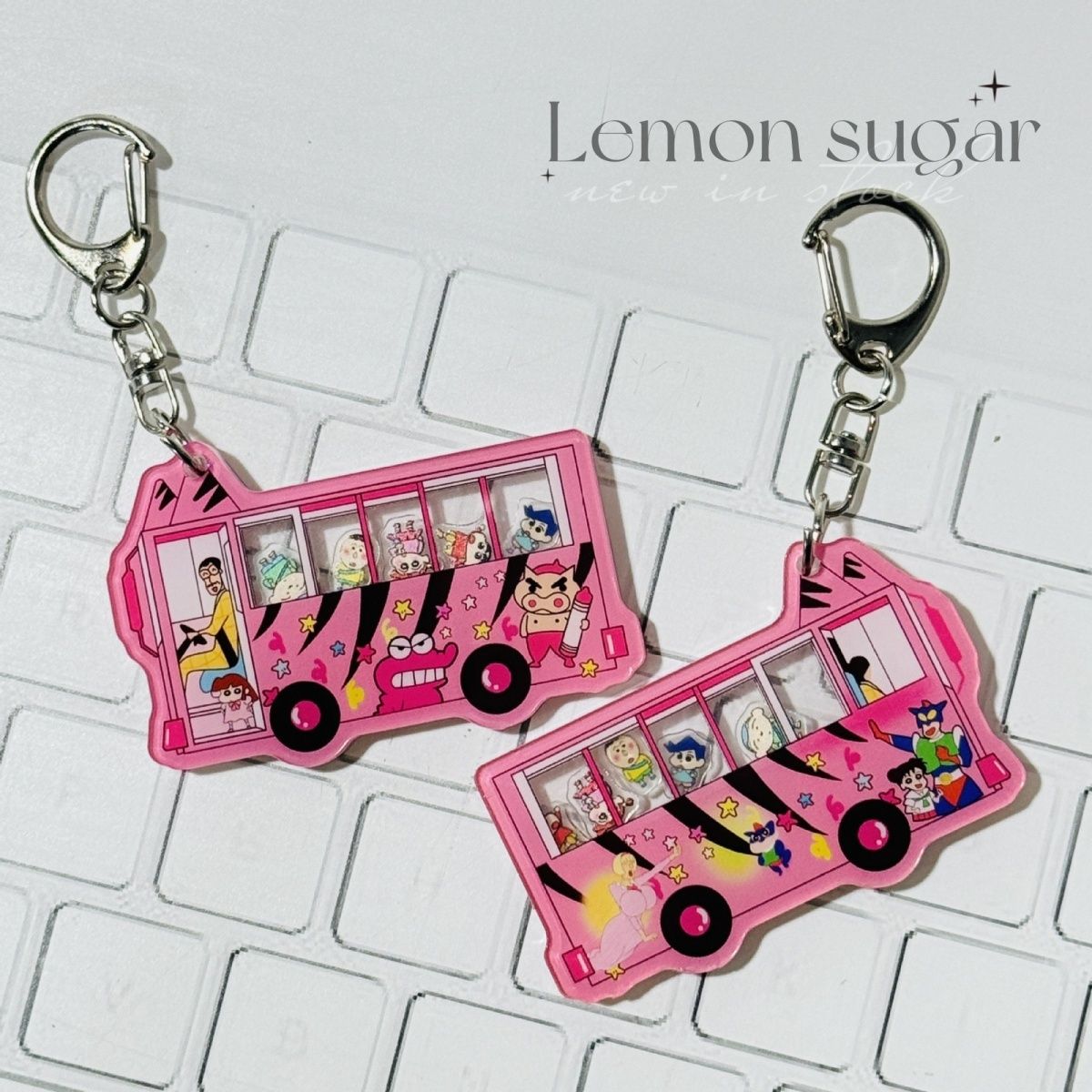 Acrylic Cosplay Prop - Crayon Shin-chan schoolbus schud-speelgoed hanger sleutelhanger